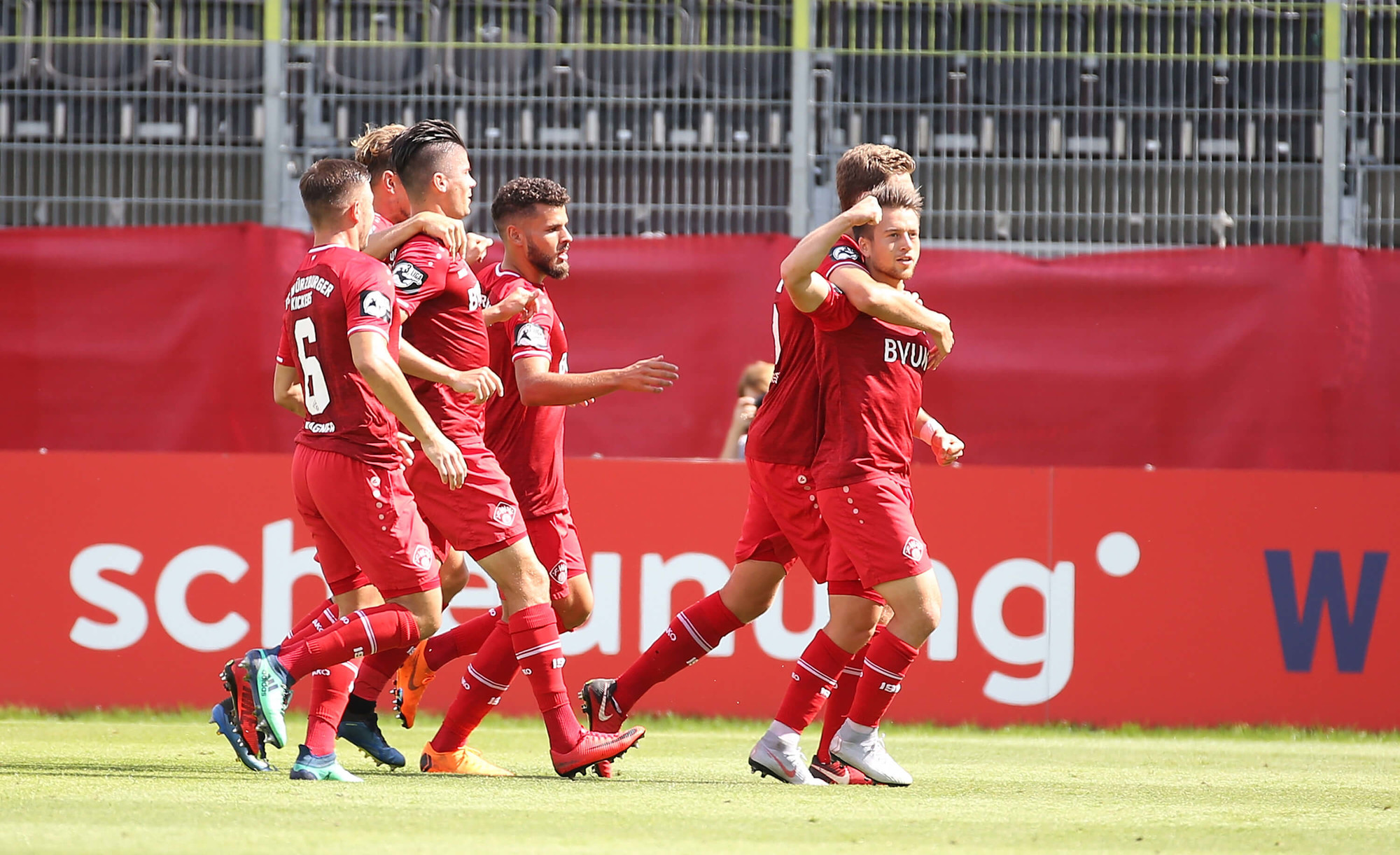 3:1 gegen Wiesbaden: Die Kickers feiern nach starker Schlussphase ihren ...